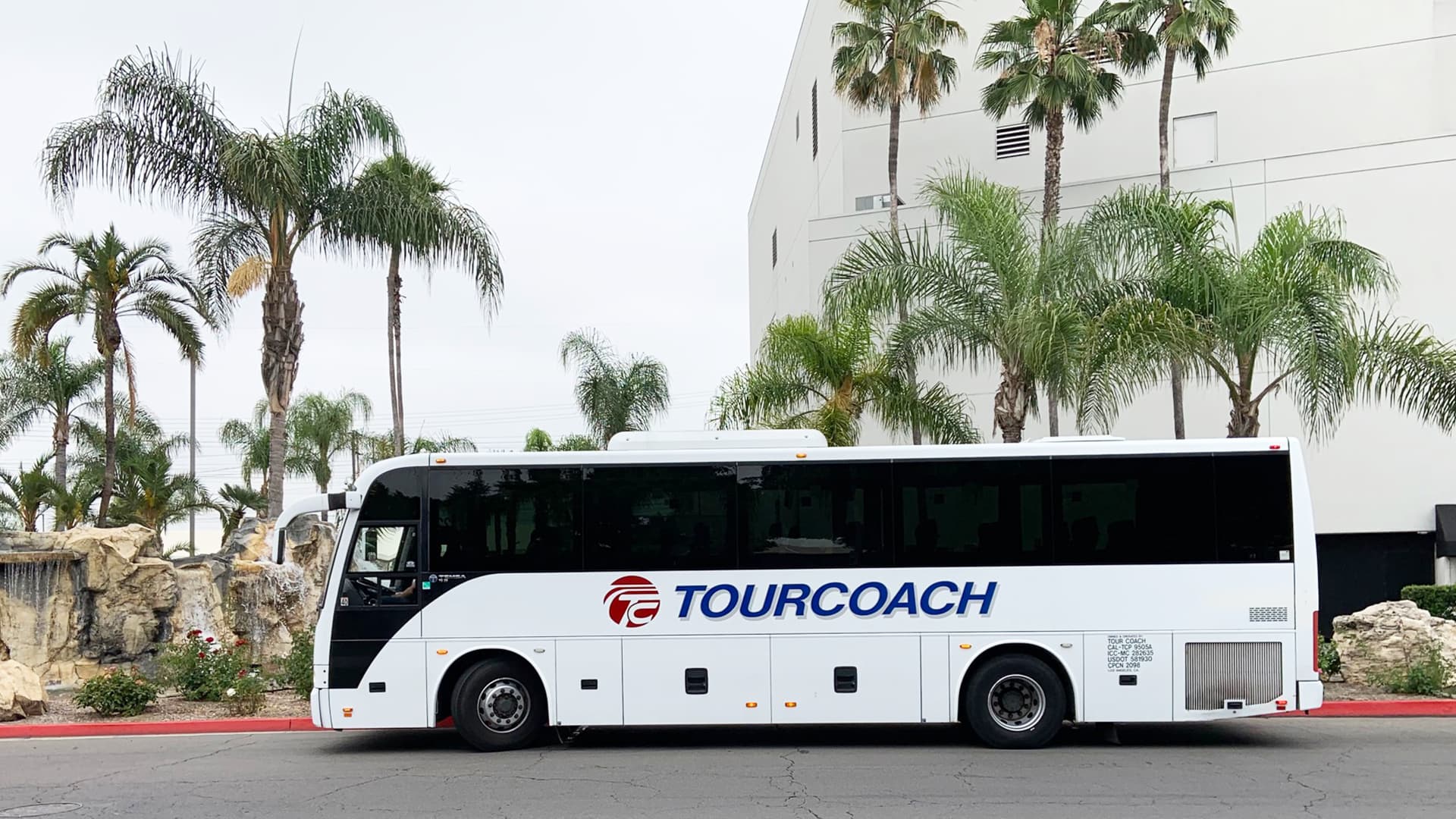 tour coach commerce ca